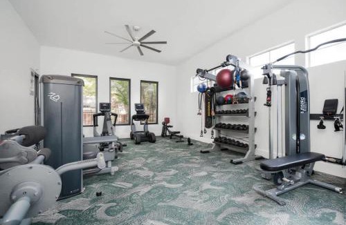 Willow Run Apartment | Boulevard Stays Peaceful 1BR King Suite Pool Parking Gym 02