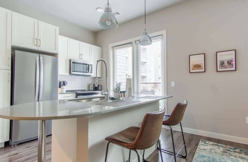 McKinney Apartment | Boulevard Stays Pool Gym Parking 1BR King Suite A