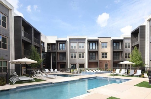McKinney Apartment | Boulevard Stays Pool Gym Parking 1BR King Suite A