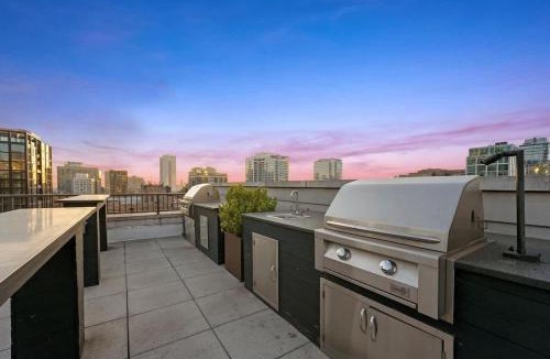 Near North Side Apartment | Boulevard Stays Walk Everywhere 5 mins to Magnificent Mile River North 02
