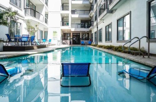 Travis Heights Apartment | Boulevard Stays Walk to Downtown 1BR SoCo Pool Parking Gym 06