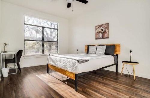 Travis Heights Apartment | Boulevard Stays Walk to Downtown 1BR SoCo Pool Parking Gym 06