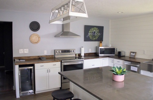 Fidelity House | Bountiful Cabin + Hot Tub