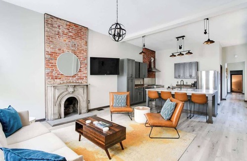 Smoketown Jackson House | Bourbon Trail-12ft Ceilings-Parking-Chef's Kitchen
