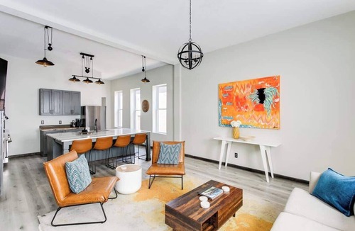 Smoketown Jackson House | Bourbon Trail-12ft Ceilings-Parking-Chef's Kitchen