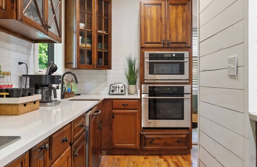 Shelbyville House | Bourbon Trail Retreat . Sleeps 10 + Hot Tub. In the Heart of the Bourbon Trail