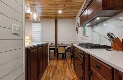 Shelbyville House | Bourbon Trail Retreat . Sleeps 10 + Hot Tub. In the Heart of the Bourbon Trail
