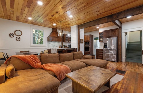 Shelbyville House | Bourbon Trail Retreat . Sleeps 10 + Hot Tub. In the Heart of the Bourbon Trail