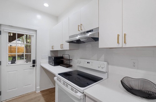 Clifton House | Bourbon trail spacious house that sleeps 8 with a fun yard & is newly renovated!