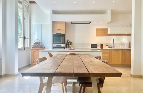 Salon-de-Provence Villa | Bourgeois House – 15 Guests | Pool | City Center | Garden | 6 Bedrooms | A/C