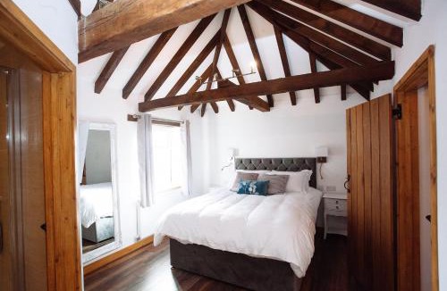 Hailsham House | Boutique 3-Bed Cottage in Hellingly