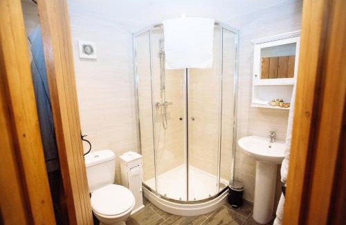 Hailsham House | Boutique 3-Bed Cottage in Hellingly