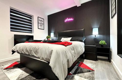 Enfield Highway House | Boutique Backyard Bungalow - Brimsdown