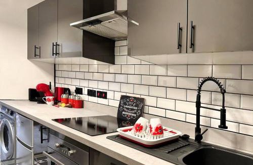 Enfield Highway House | Boutique Backyard Bungalow - Brimsdown