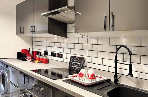 Enfield Highway House | Boutique Backyard Bungalow - Brimsdown