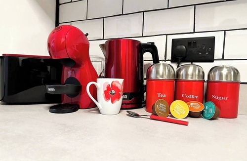 Enfield Highway House | Boutique Backyard Bungalow - Brimsdown