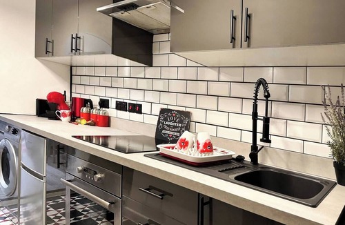 Enfield Highway House | Boutique Backyard Bungalow - Brimsdown