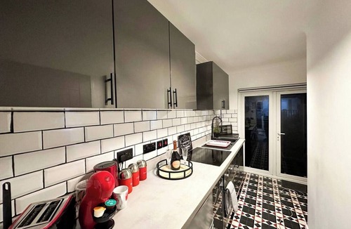 Enfield Highway House | Boutique Backyard Bungalow - Brimsdown