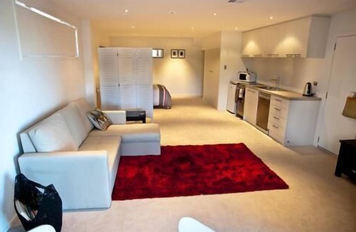 Mairangi Bay Apartment | Boutique Beach Accommodation, Cameron House