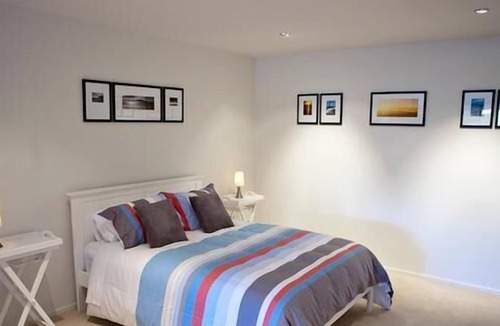 Mairangi Bay Apartment | Boutique Beach Accommodation, Cameron House