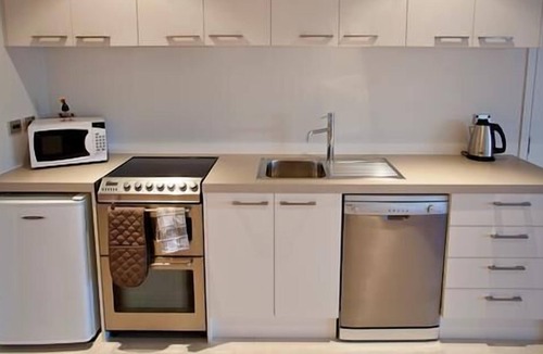 Mairangi Bay Apartment | Boutique Beach Accommodation, Cameron House