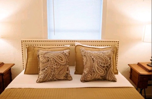 Beeville House | Boutique Beeville Cottage