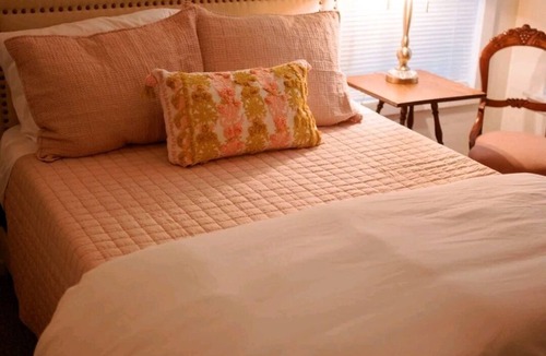 Beeville House | Boutique Beeville Cottage