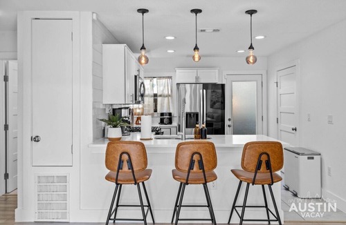 Clarksville House | Boutique Bungalow + Bonus Studio | Private Group Getaway Near SoCo & Zilker