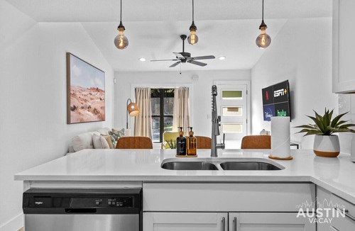 Clarksville House | Boutique Bungalow + Bonus Studio | Private Group Getaway Near SoCo & Zilker