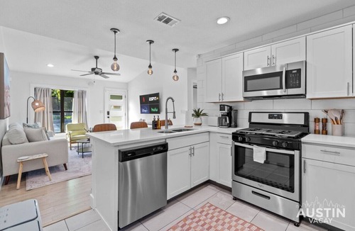 Clarksville House | Boutique Bungalow + Bonus Studio | Private Group Getaway Near SoCo & Zilker