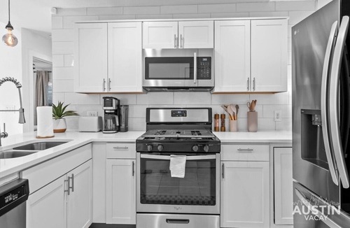 Clarksville House | Boutique Bungalow + Bonus Studio | Private Group Getaway Near SoCo & Zilker