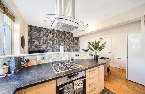 Hackney Central Apartment | Boutique Central Hackney Abode -&nbsp;Balcony -Sleeps 6