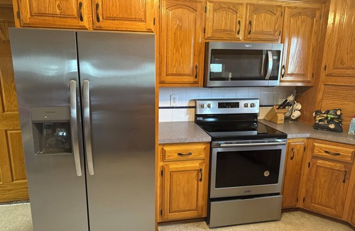 Greenwood House | Boutique Cottage on Gated Estate 3 bd 2 ba Getaway wifi cable ADA entry Hot Tub