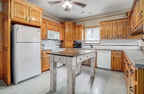 Greenwood House | Boutique Cottage on Gated Estate 3 bd 2 ba Getaway wifi cable ADA entry Hot Tub