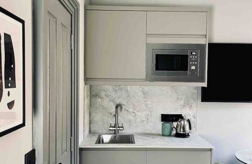 Galashiels Apartment | Boutique double bed studio, en-suite & kitchenette