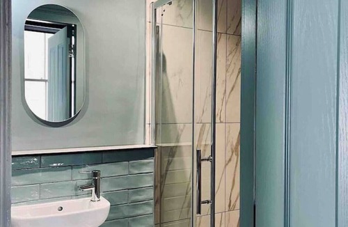 Galashiels Apartment | Boutique double bed studio, en-suite & kitchenette