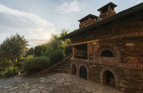 La Seu d'Urgell Apartment | Boutique Farmhouse I Views & Vineyard I Infinity Pool