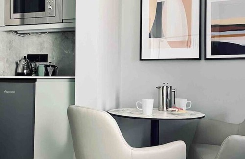 Galashiels Apartment | Boutique king bed studio, en-suite & kitchenette