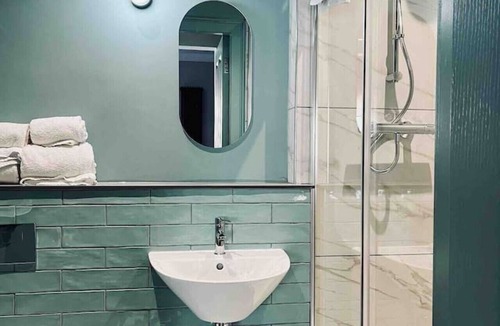 Galashiels Apartment | Boutique king bed studio, en-suite & kitchenette