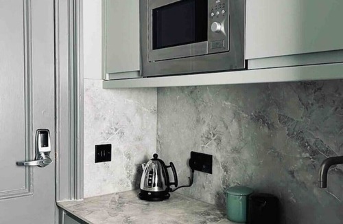 Galashiels Apartment | Boutique king bed studio, en-suite & kitchenette