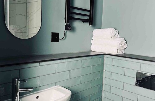 Galashiels Apartment | Boutique king bed studio, en-suite & kitchenette