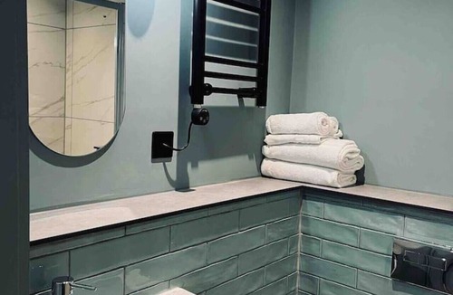 Galashiels Apartment | Boutique king bed studio, en-suite & kitchenette