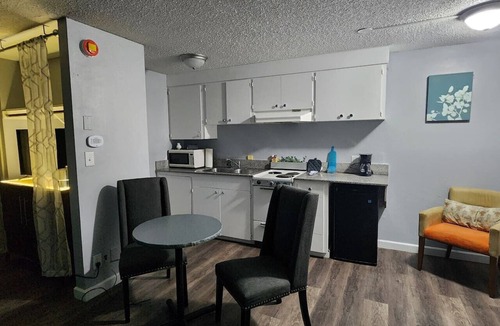 West Hills Apartment | Boutique Room with Kitchen -Naval Suites