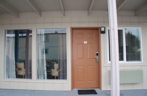 West Hills Apartment | Boutique Room with Kitchen -Naval Suites