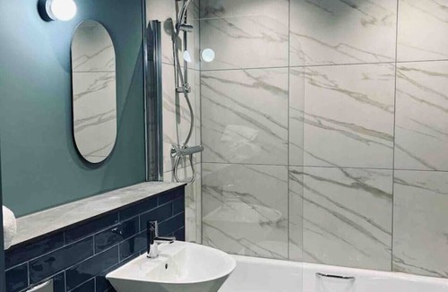 Galashiels Apartment | Boutique studio, twin beds, en-suite & kitchenette