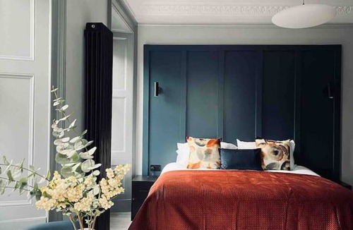 Galashiels Apartment | Boutique studio, twin beds, en-suite & kitchenette