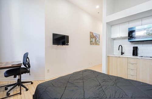 Montreal Apartment | Boutique Studio For 2 Guest, Weekly Rental with Free Parking