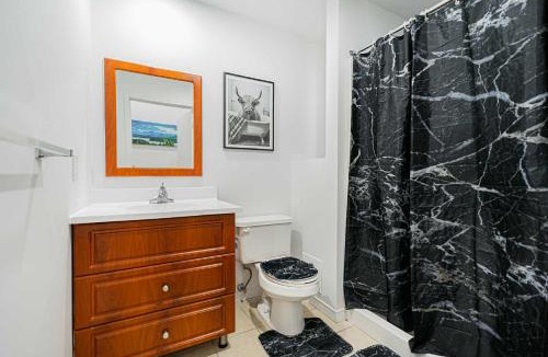 Montreal Apartment | Boutique Studio For 2 Guest, Weekly Rental with Free Parking