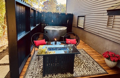 Fayetteville Condo | Boutique Studio Retreat* Hot Tub+Fire Table *Private Deck!
