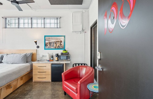Folly Beach Hotel | Boutique Vera Hotel Room 100: King Room in the Heart of Folly Beach ADA